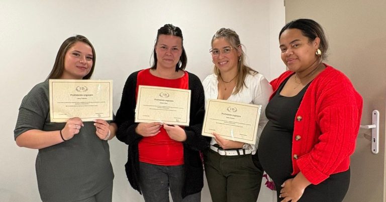 Stagiaires avec leur attestation de formation