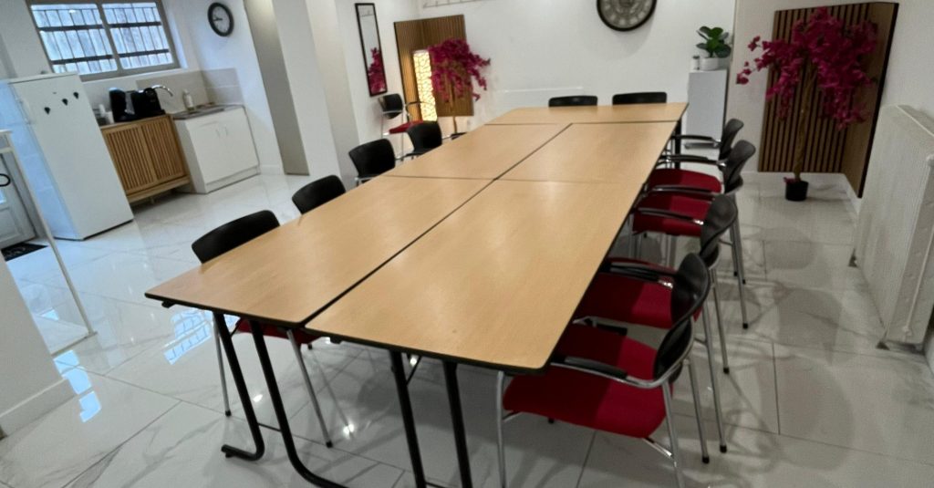 Salle de formation avec grande table et chaises, IB Formations à Avon
