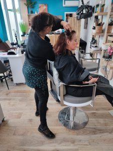 Formation CAP coiffure adulte en stage pratique chez IB Formations